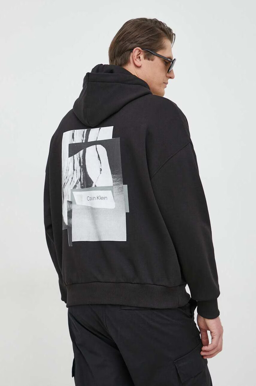 Calvin Klein Суичър в черно с качулка с принт - Pepit.bg