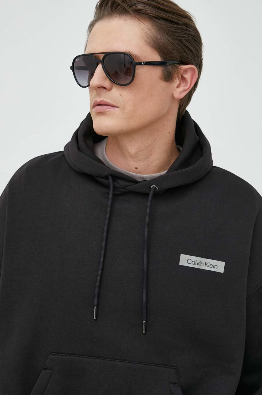 Calvin Klein Суичър в черно с качулка с принт - Pepit.bg