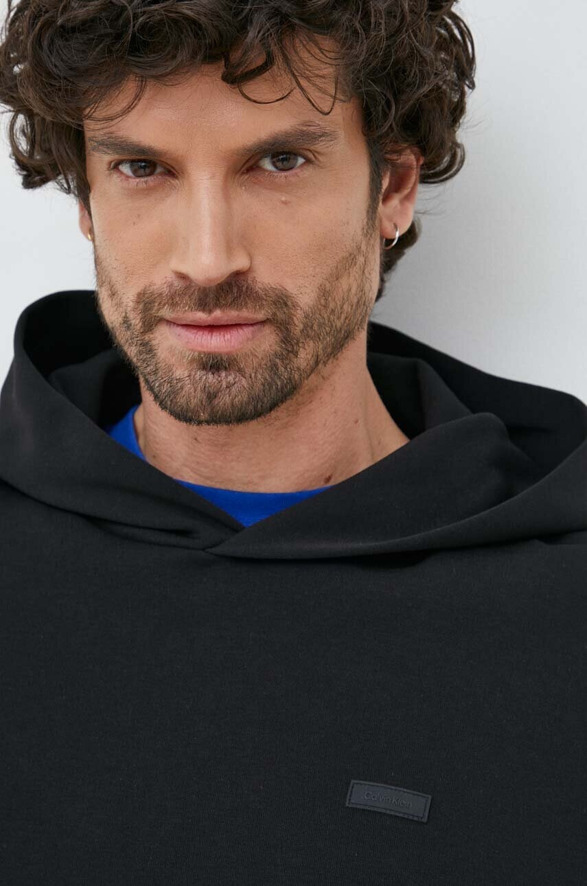 Calvin Klein Суичър в черно с качулка с апликация - Pepit.bg