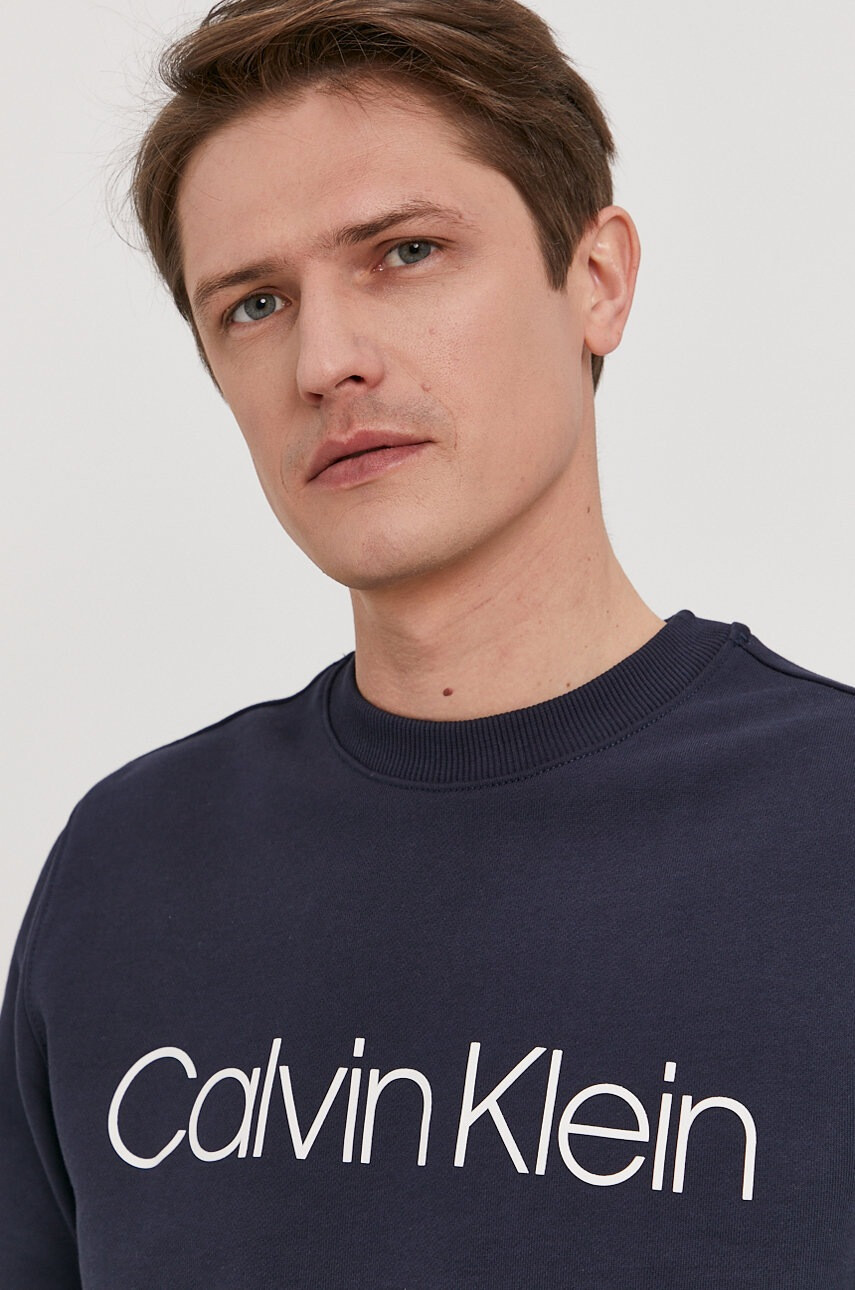 Calvin Klein Суичър мъжки в тъмносиньо с принт - Pepit.bg