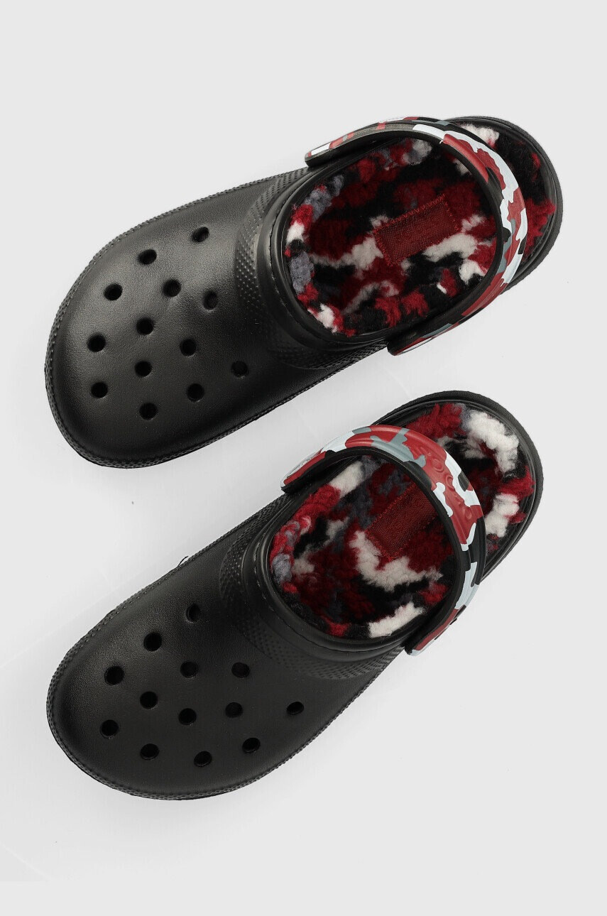Crocs Чехли Classic Lined Camo Clog Classic Lined Camo Clog в черно 208047 - Pepit.bg