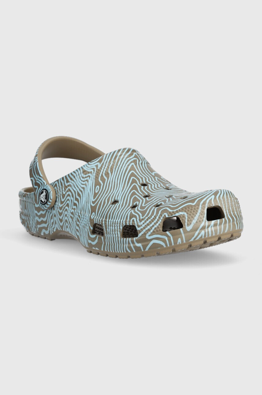 Crocs Чехли Classic Topographic Clog в кафяво 208263 - Pepit.bg