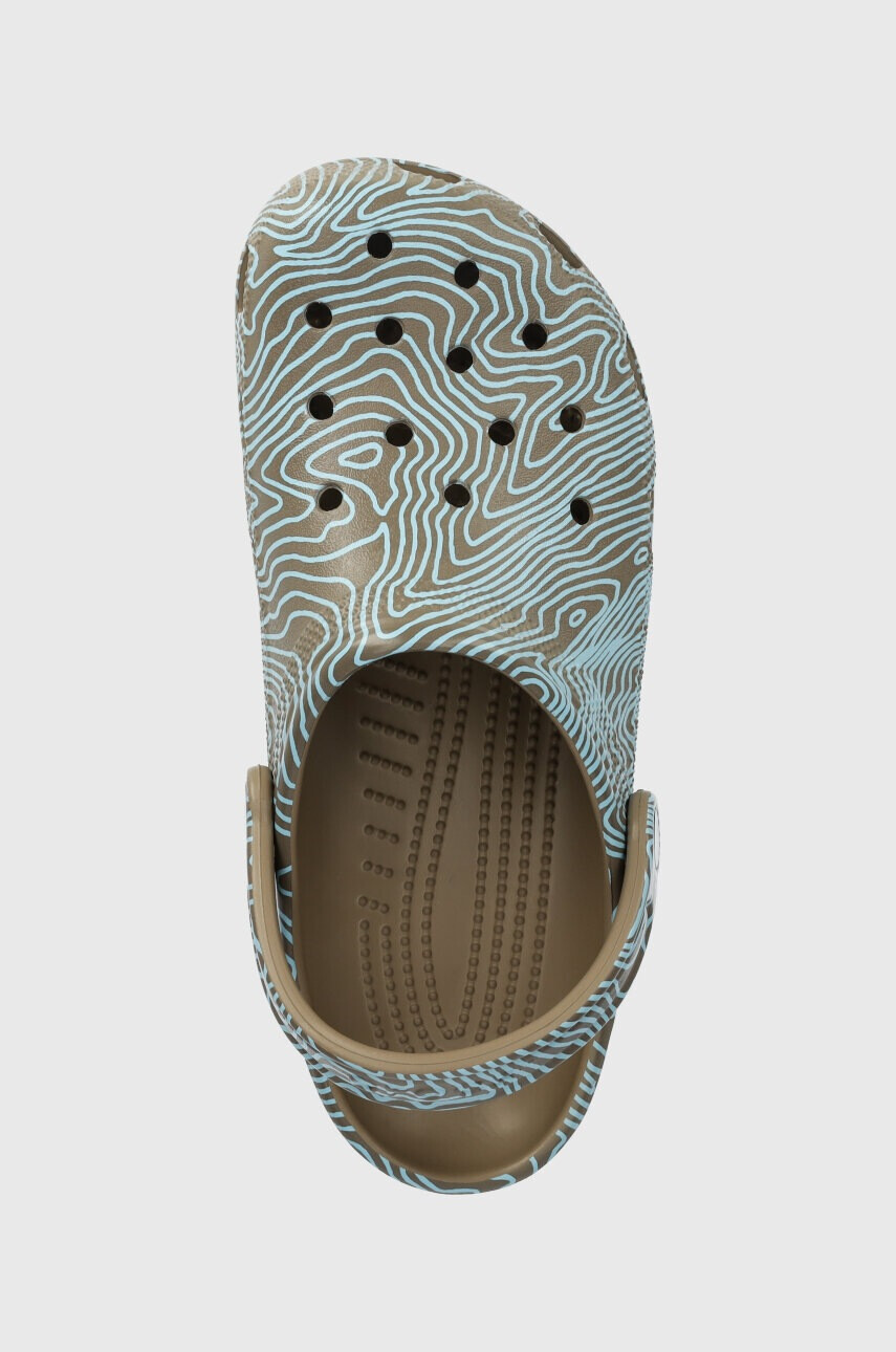 Crocs Чехли Classic Topographic Clog в кафяво 208263 - Pepit.bg