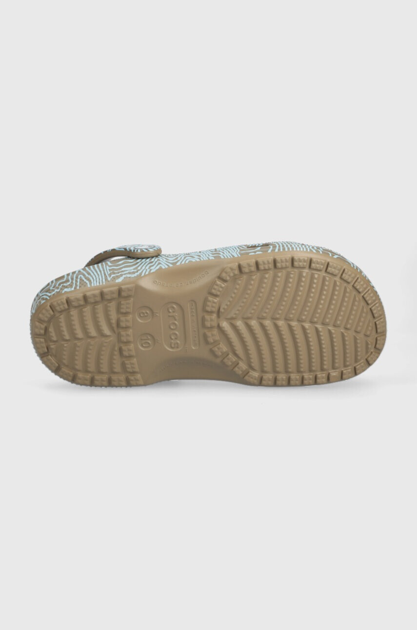 Crocs Чехли Classic Topographic Clog в кафяво 208263 - Pepit.bg
