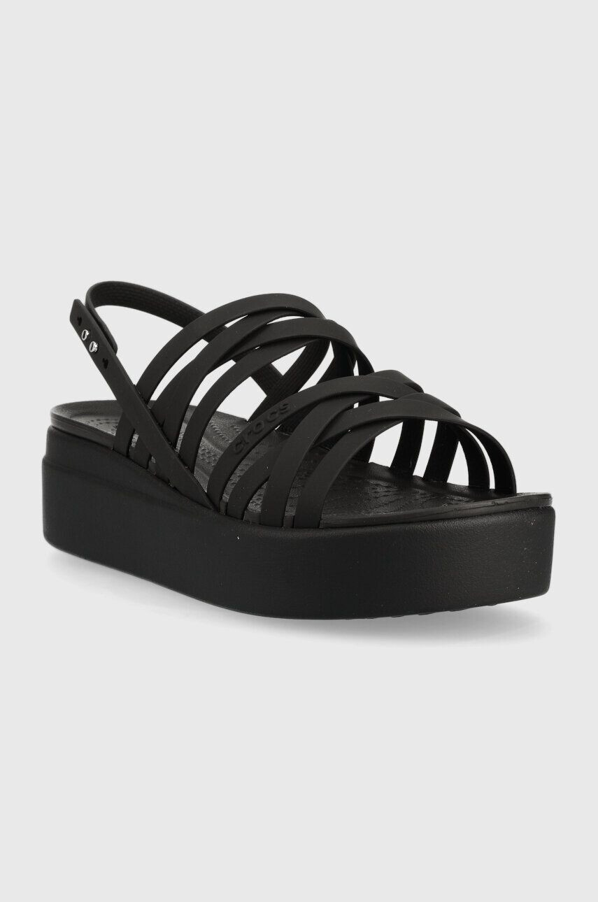 Crocs Сандали Brooklyn Strappy Low Wedge в черно с платформа 206751 - Pepit.bg