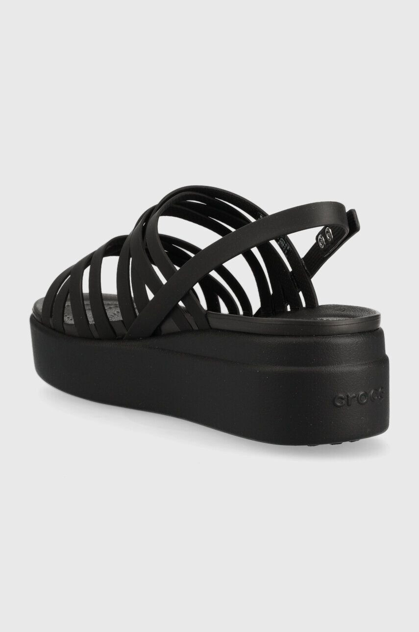 Crocs Сандали Brooklyn Strappy Low Wedge в черно с платформа 206751 - Pepit.bg