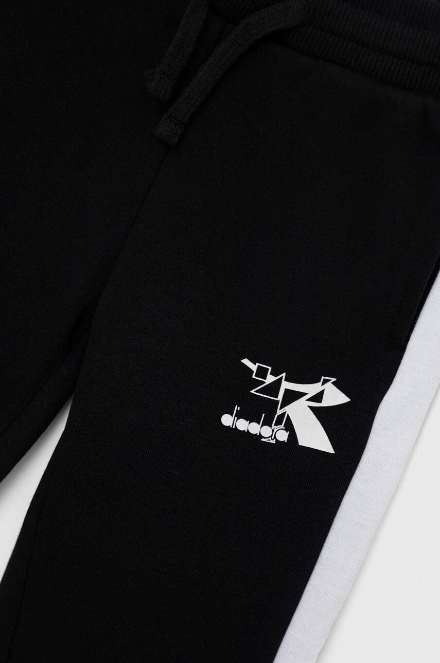 Diadora Детски спортен панталон в черно с принт - Pepit.bg