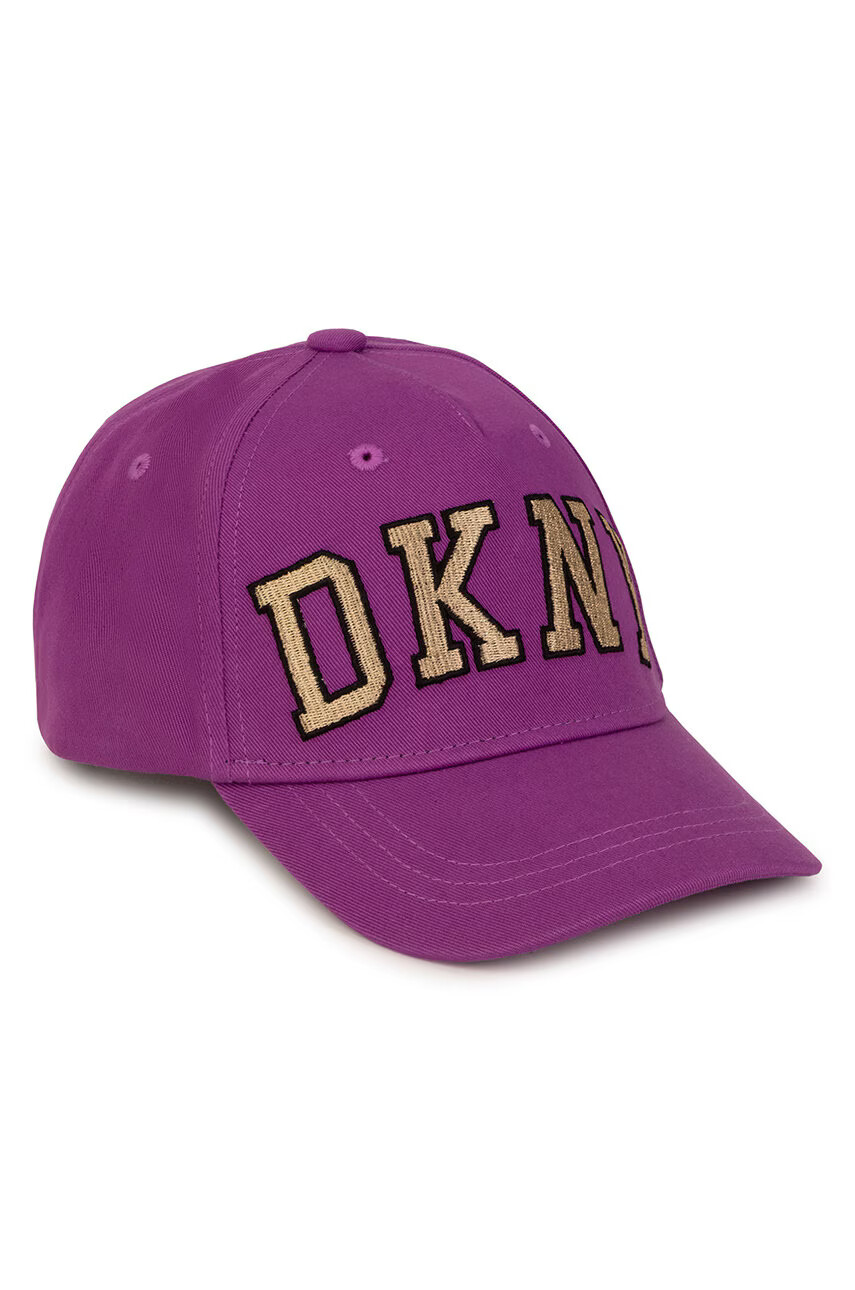 DKNY Детска памучна шапка в лилаво с апликация - Pepit.bg