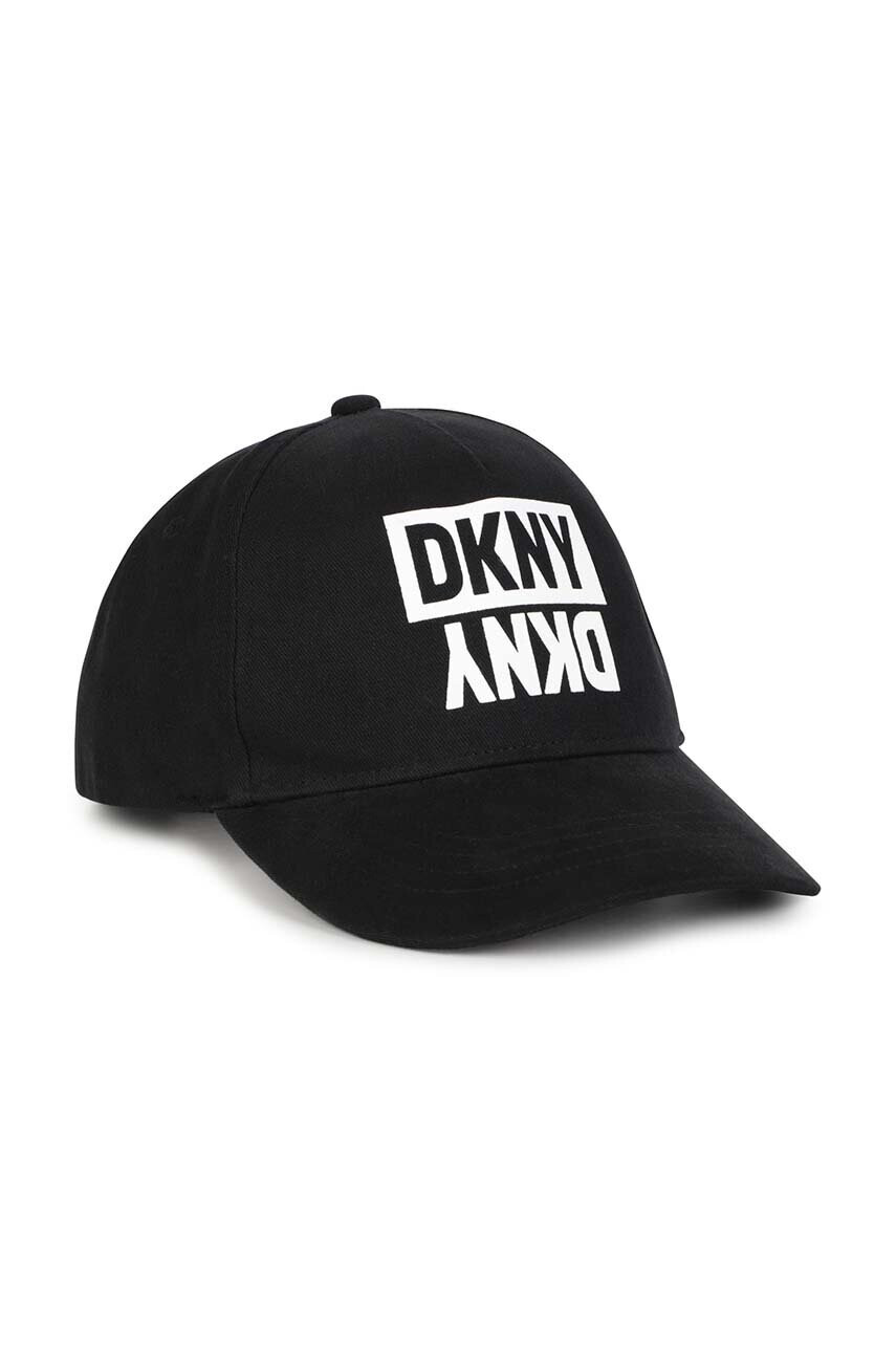 DKNY Детска памучна шапка с козирка в черно с принт - Pepit.bg