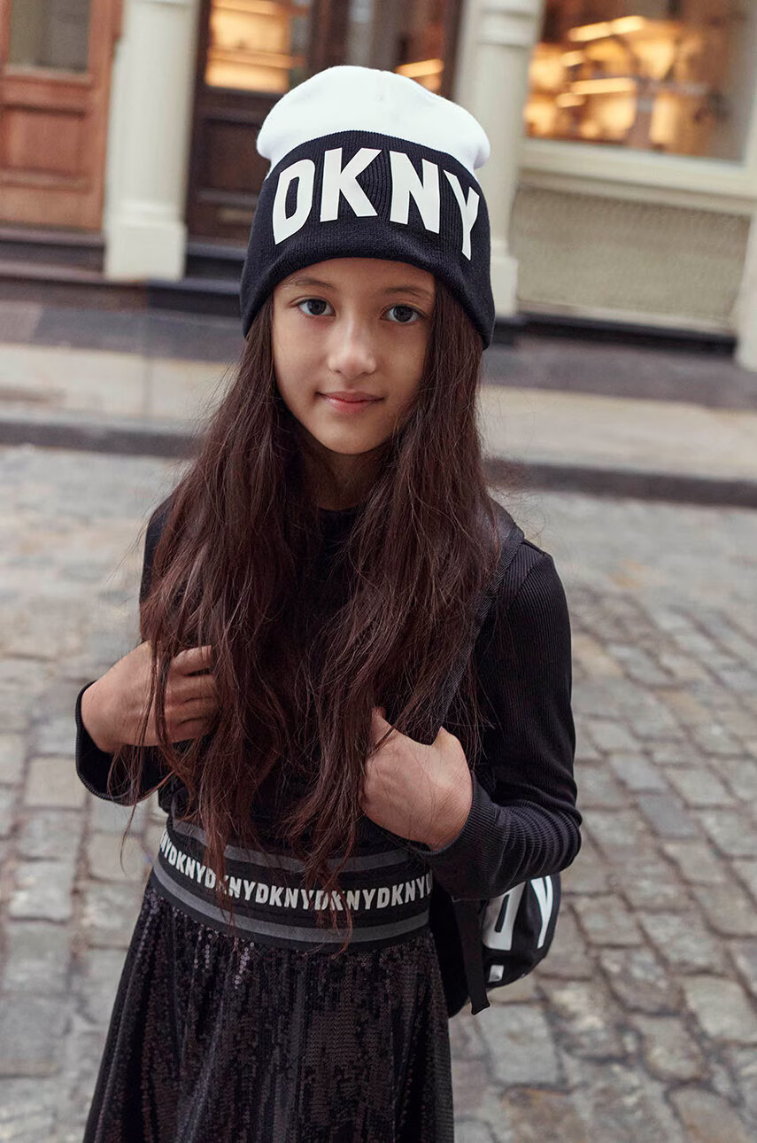 DKNY Детска шапка в сребристо с принт - Pepit.bg