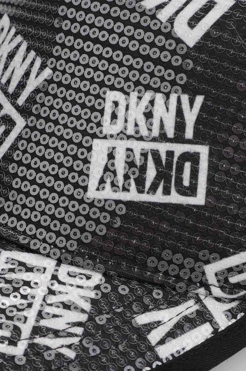 DKNY Детска шапка с козирка в черно с десен - Pepit.bg