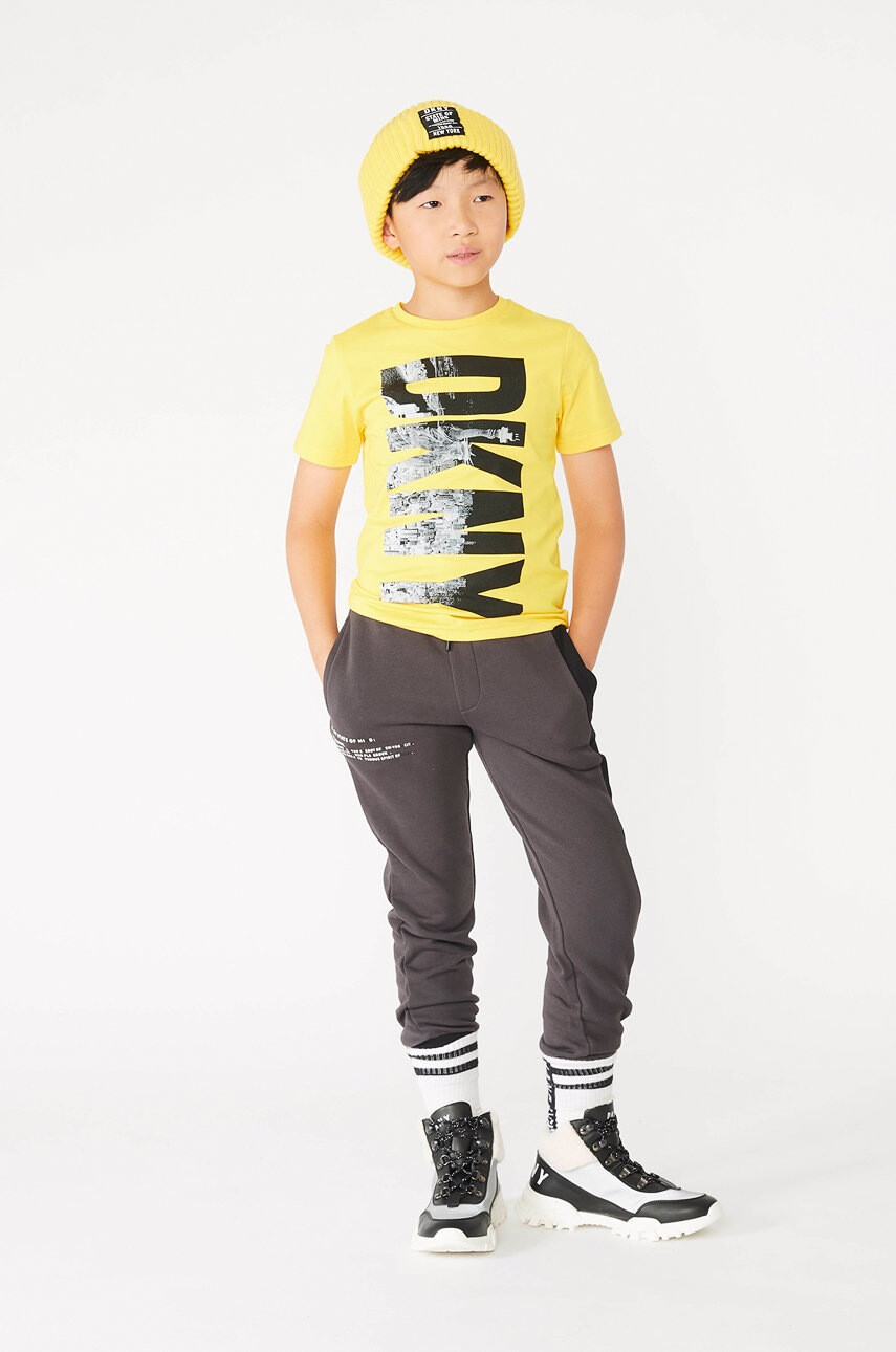 DKNY Детска тениска в жълто с принт - Pepit.bg