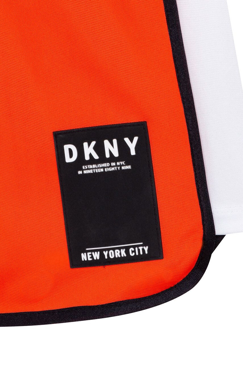 DKNY Детски памучен къс панталон в оранжево с регулируема талия - Pepit.bg