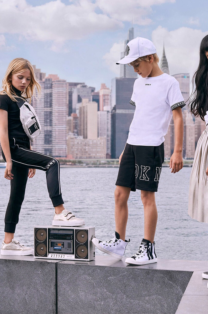 DKNY Детски памучен къс панталон - Pepit.bg