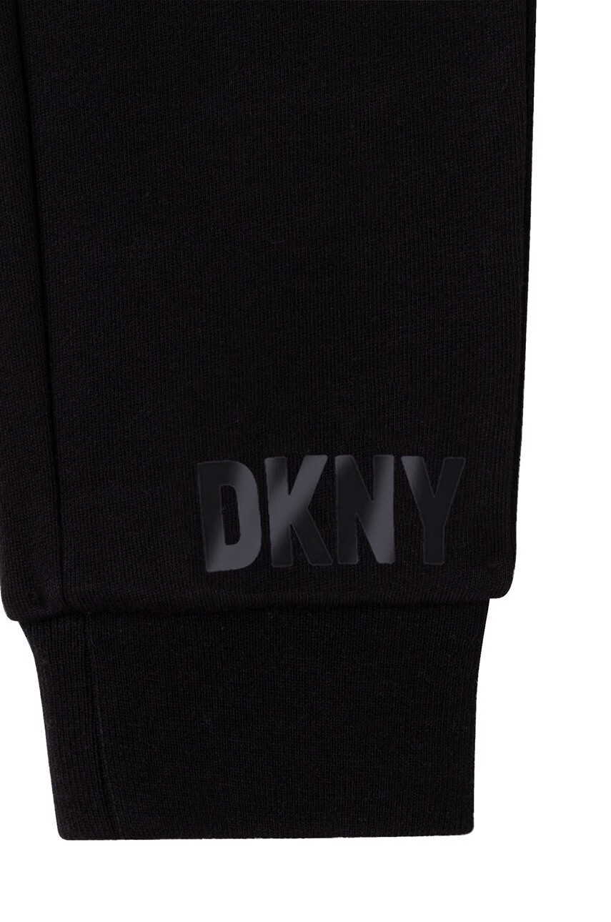 DKNY Детски спортен панталон в черно с принт - Pepit.bg