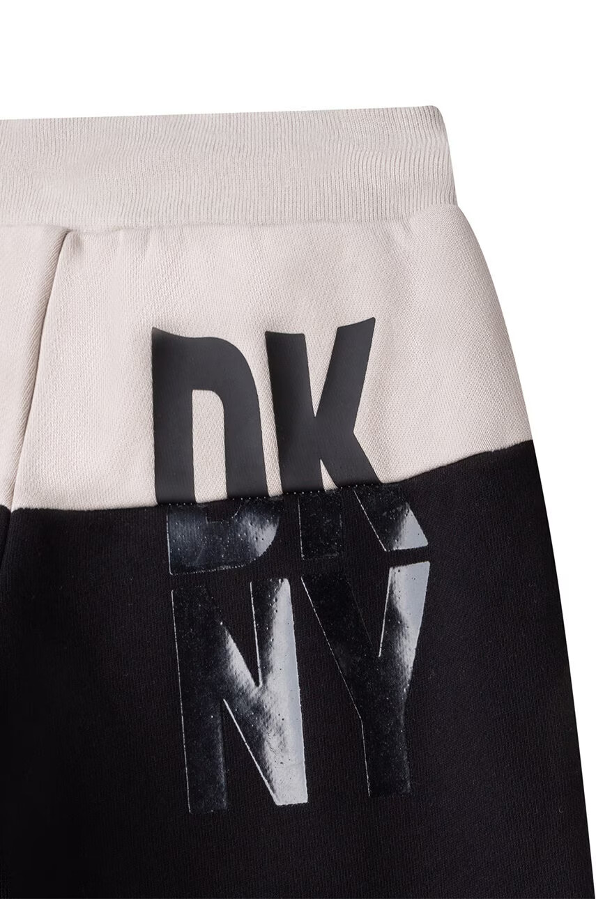 DKNY Детски спортен панталон в черно с принт - Pepit.bg