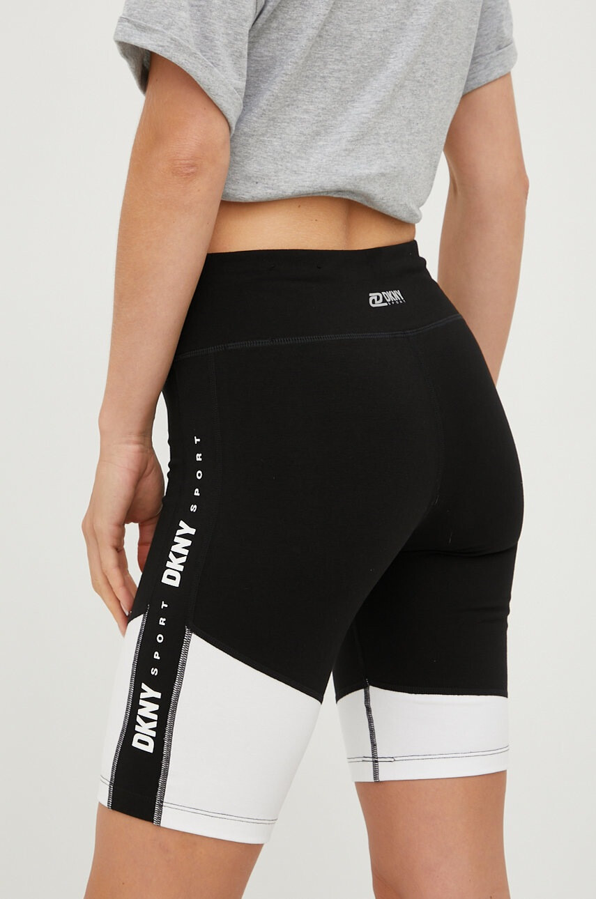 DKNY Къси панталони в черно с принт със стандартна талия - Pepit.bg