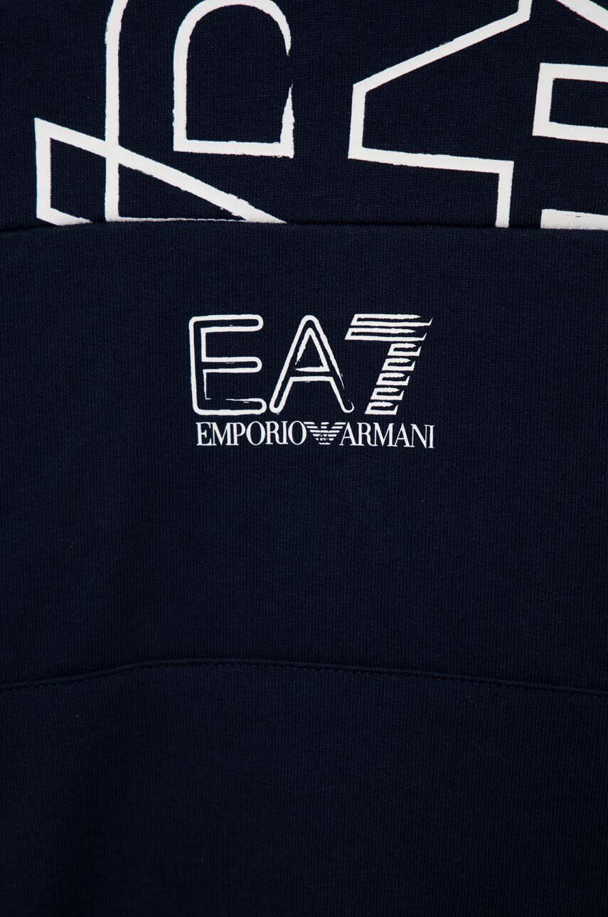 EA7 Emporio Armani Детска памучна блуза в тъмносиньо с качулка с принт - Pepit.bg