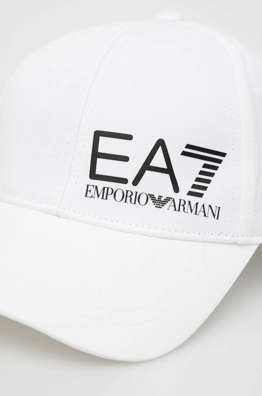 EA7 Emporio Armani Памучна шапка с козирка в бяло с принт - Pepit.bg