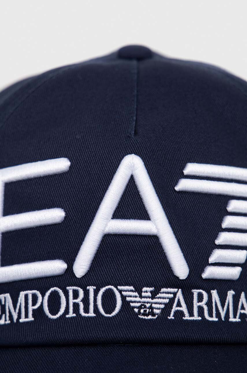 EA7 Emporio Armani Памучна шапка с козирка в тъмносиньо с апликация - Pepit.bg