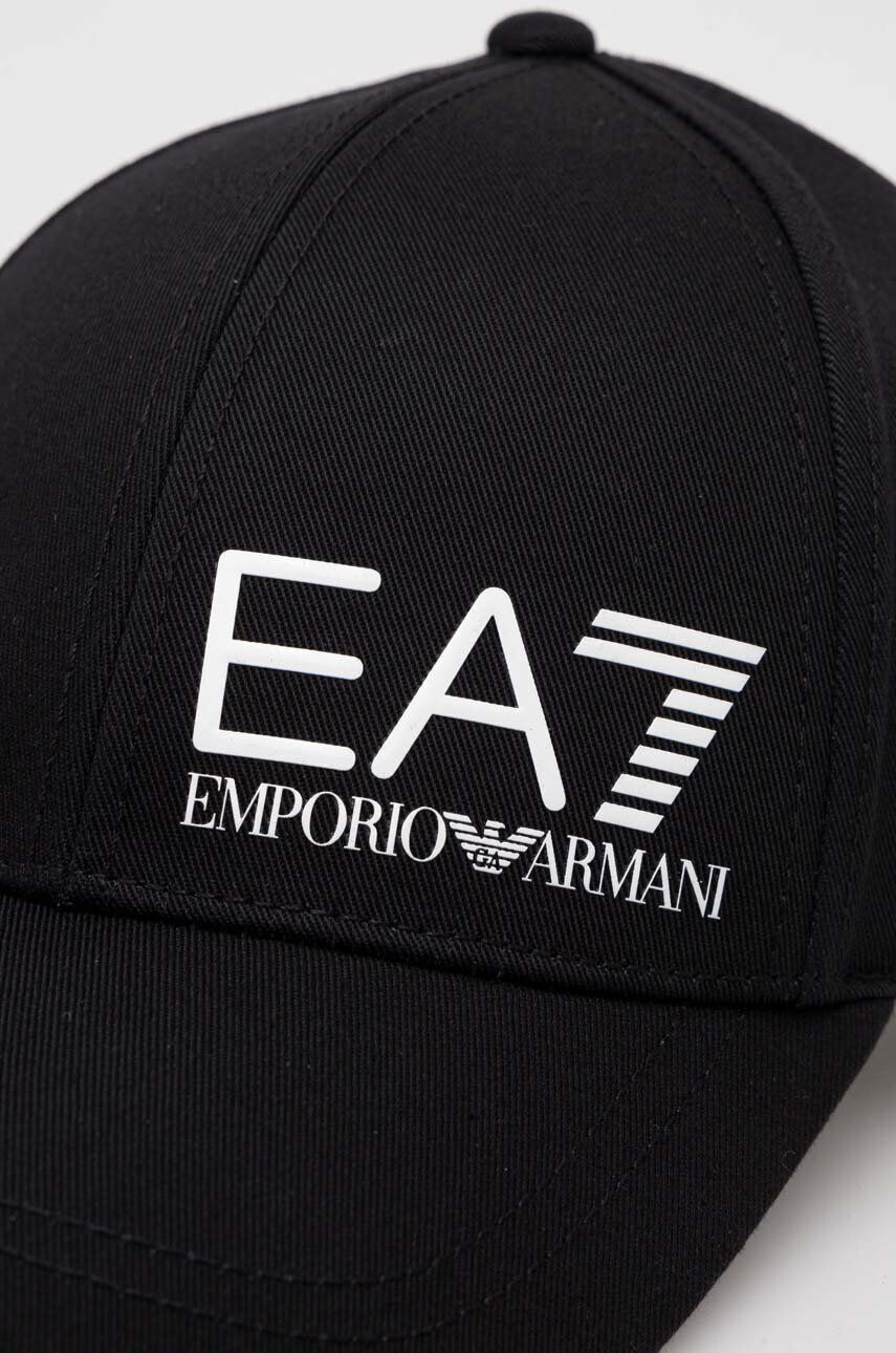 EA7 Emporio Armani Памучна шапка с козирка в черно с принт - Pepit.bg