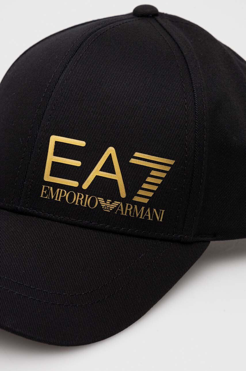 EA7 Emporio Armani Памучна шапка с козирка в черно с принт - Pepit.bg