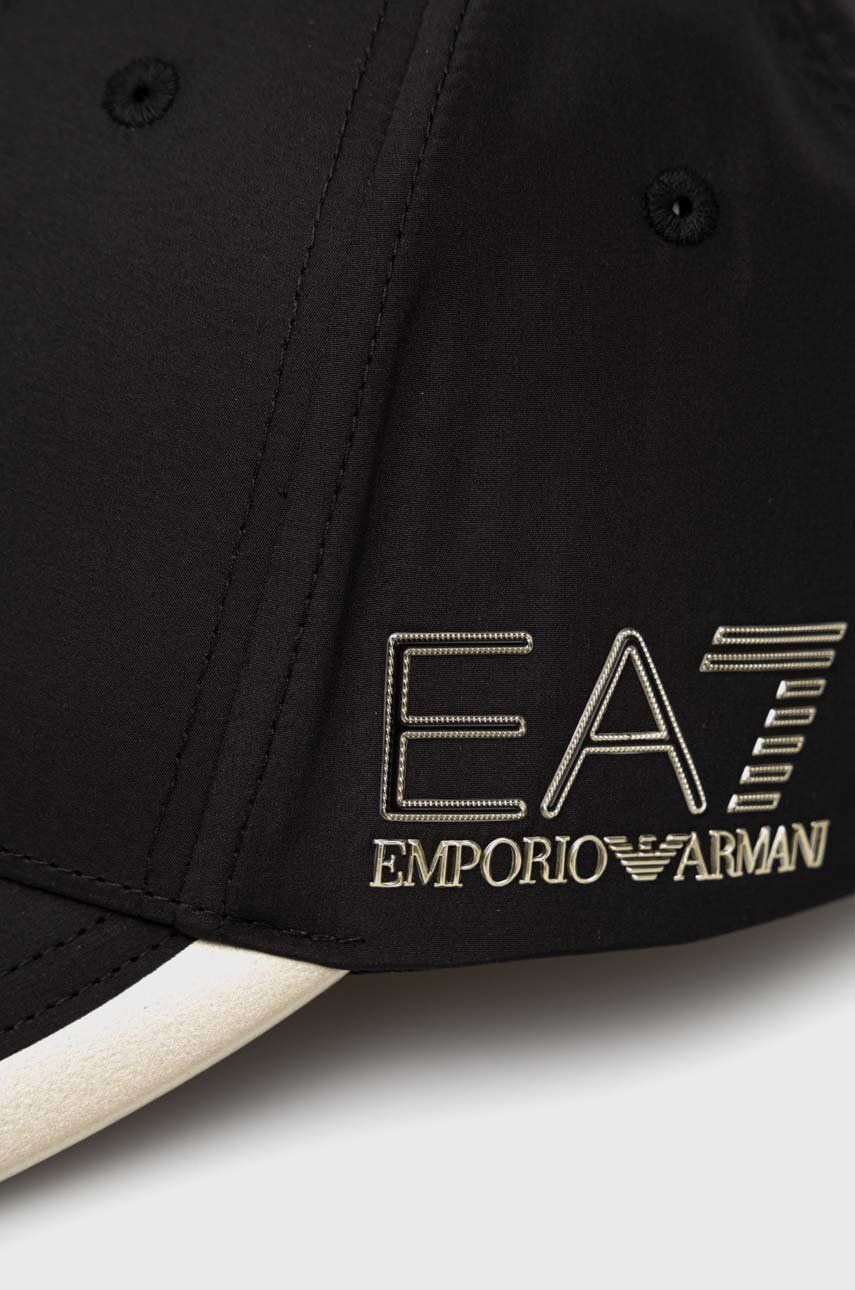 EA7 Emporio Armani Шапка с козирка в черно с апликация - Pepit.bg