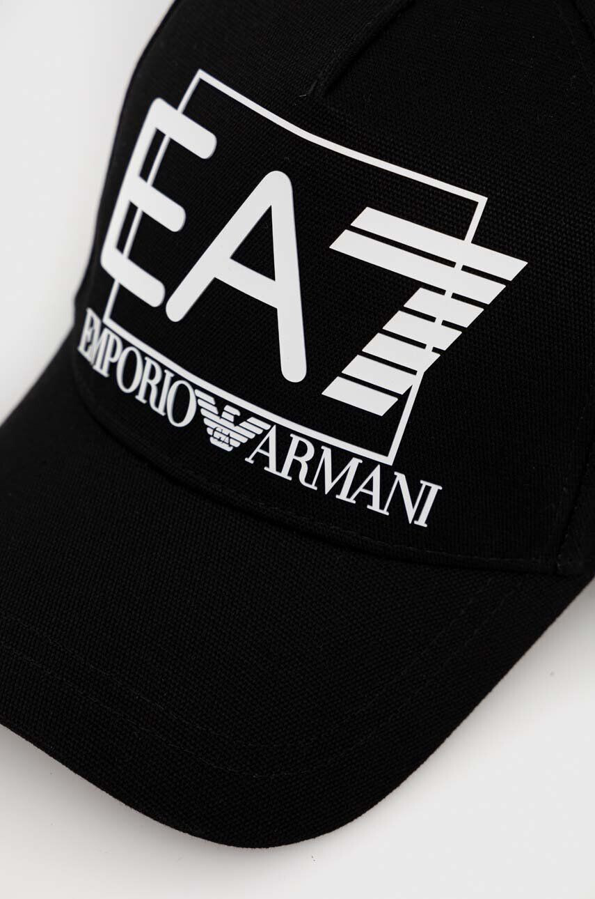 EA7 Emporio Armani Шапка с козирка в черно с принт - Pepit.bg