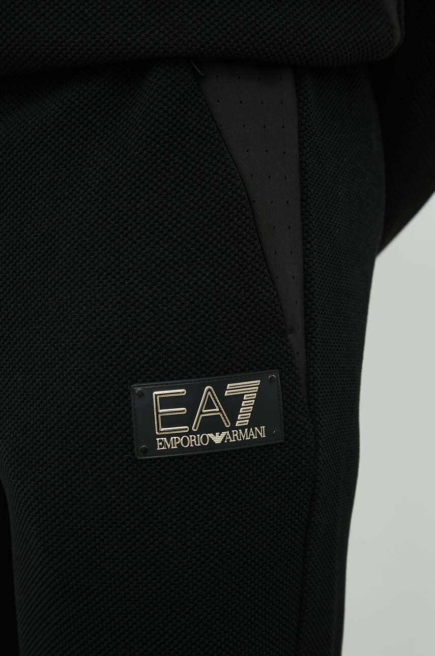 EA7 Emporio Armani Спортен панталон в бежово с принт - Pepit.bg