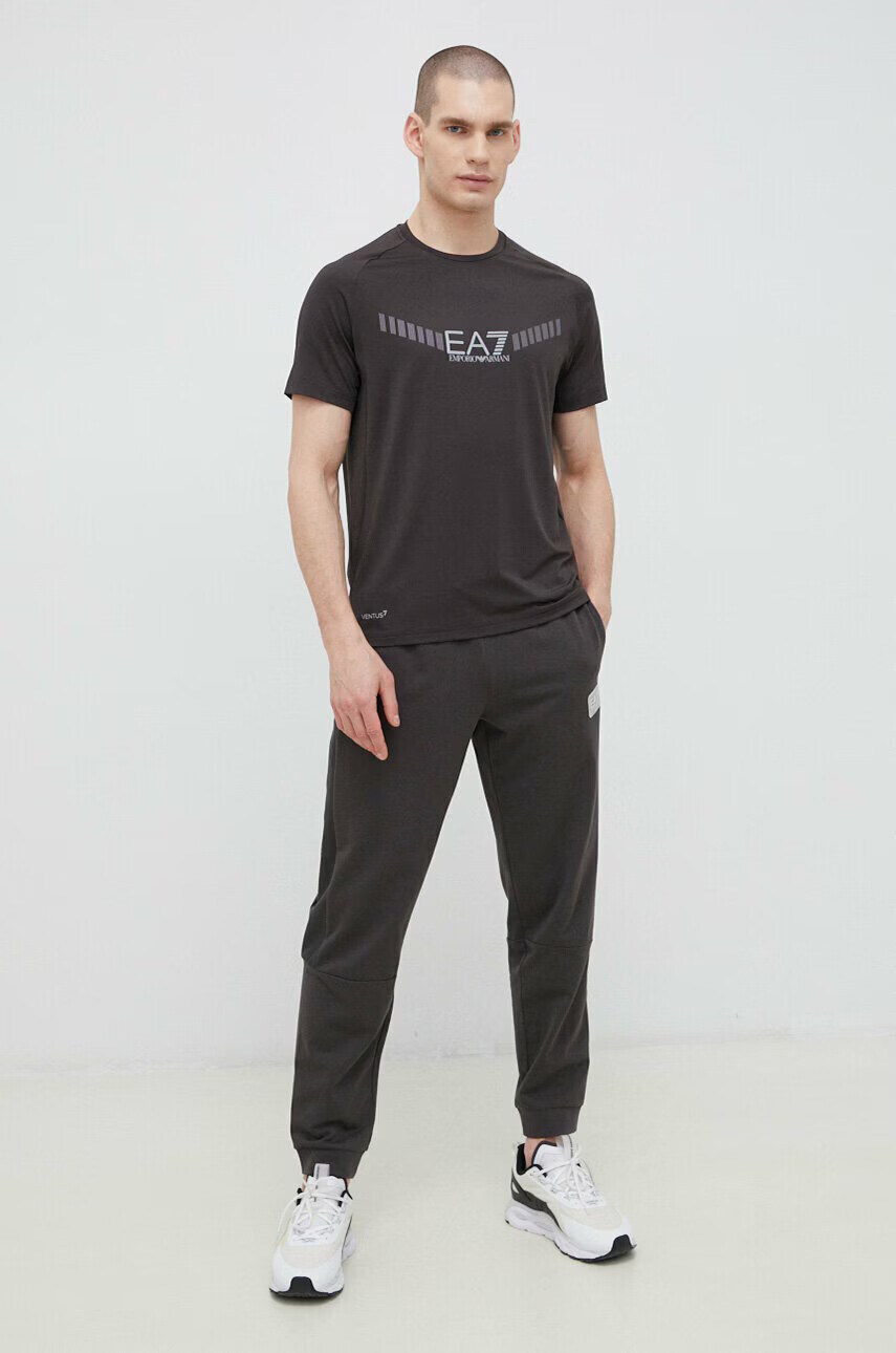 EA7 Emporio Armani Тениска в сиво с принт - Pepit.bg