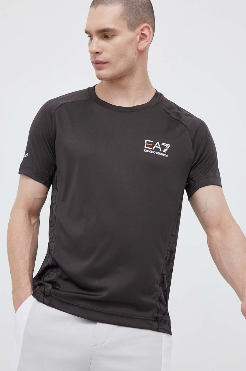 EA7 Emporio Armani Тениска в кафяво с десен - Pepit.bg