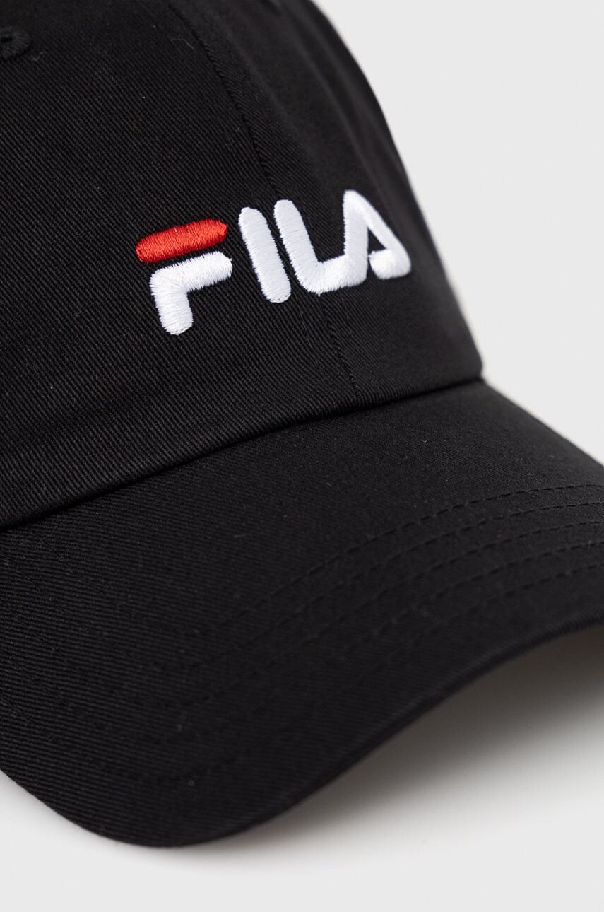 Fila Памучна шапка в черно с апликация - Pepit.bg