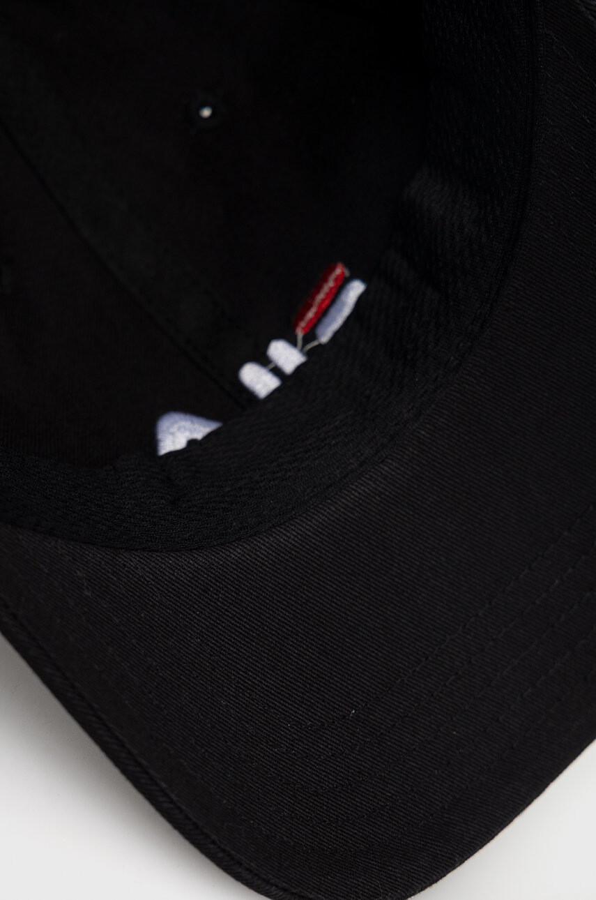 Fila Памучна шапка в черно с апликация - Pepit.bg