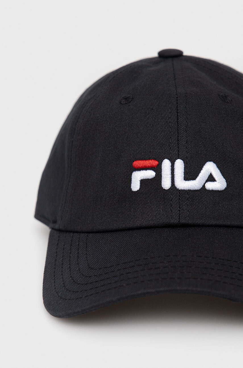 Fila Памучна шапка в черно с апликация - Pepit.bg