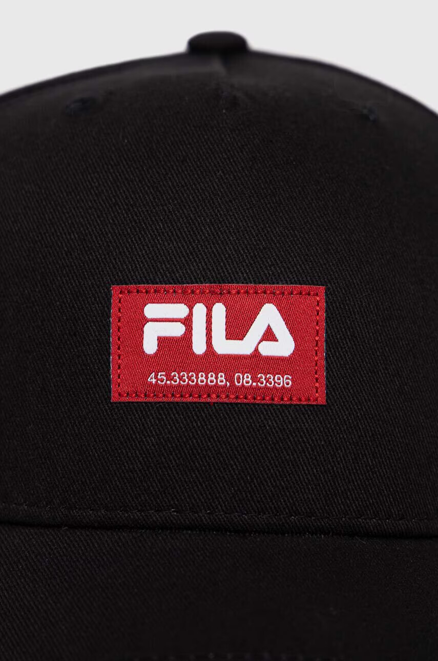 Fila Памучна шапка с козирка в черно с апликация - Pepit.bg