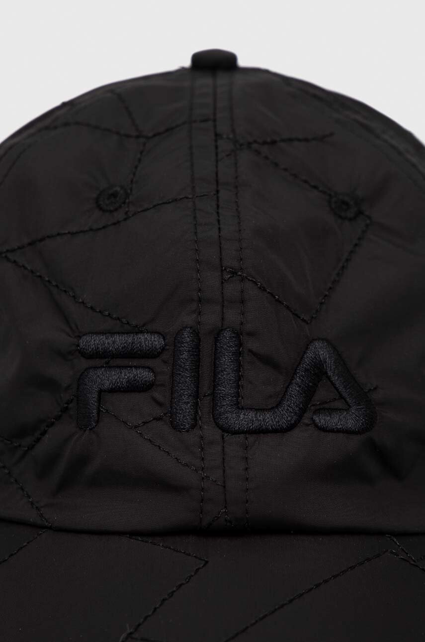 Fila Шапка с козирка в черно с апликация - Pepit.bg