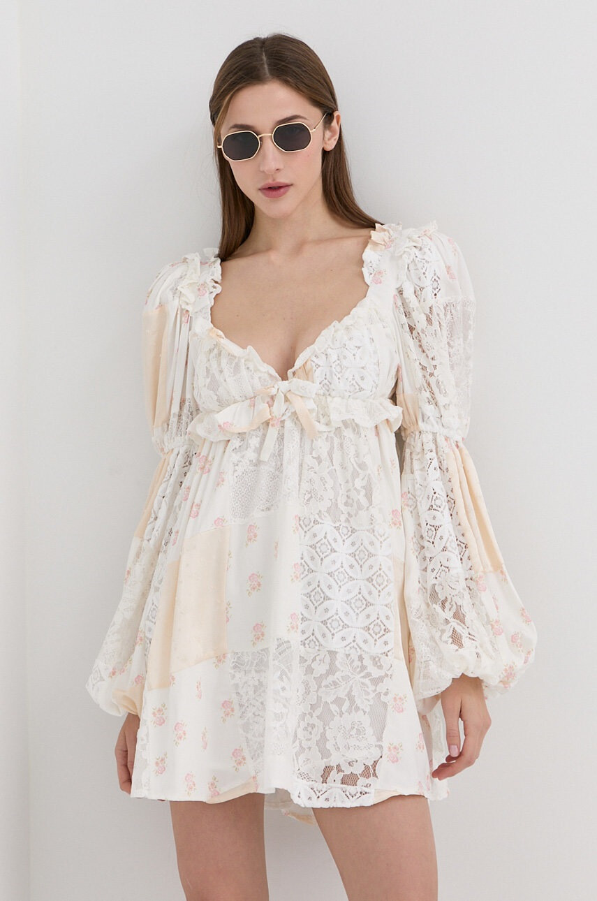 For Love & Lemons Рокля от розови листенца в кремаво къс модел разкроен модел - Pepit.bg