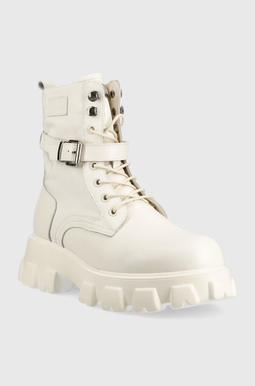 Goe Кубинки в бяло с равна подметка с лека изолация - Pepit.bg