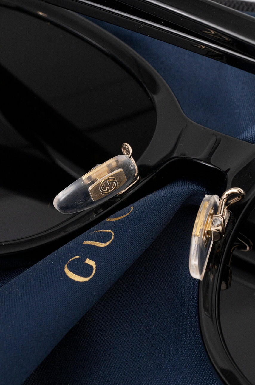 Gucci Слънчеви очила в черно - Pepit.bg