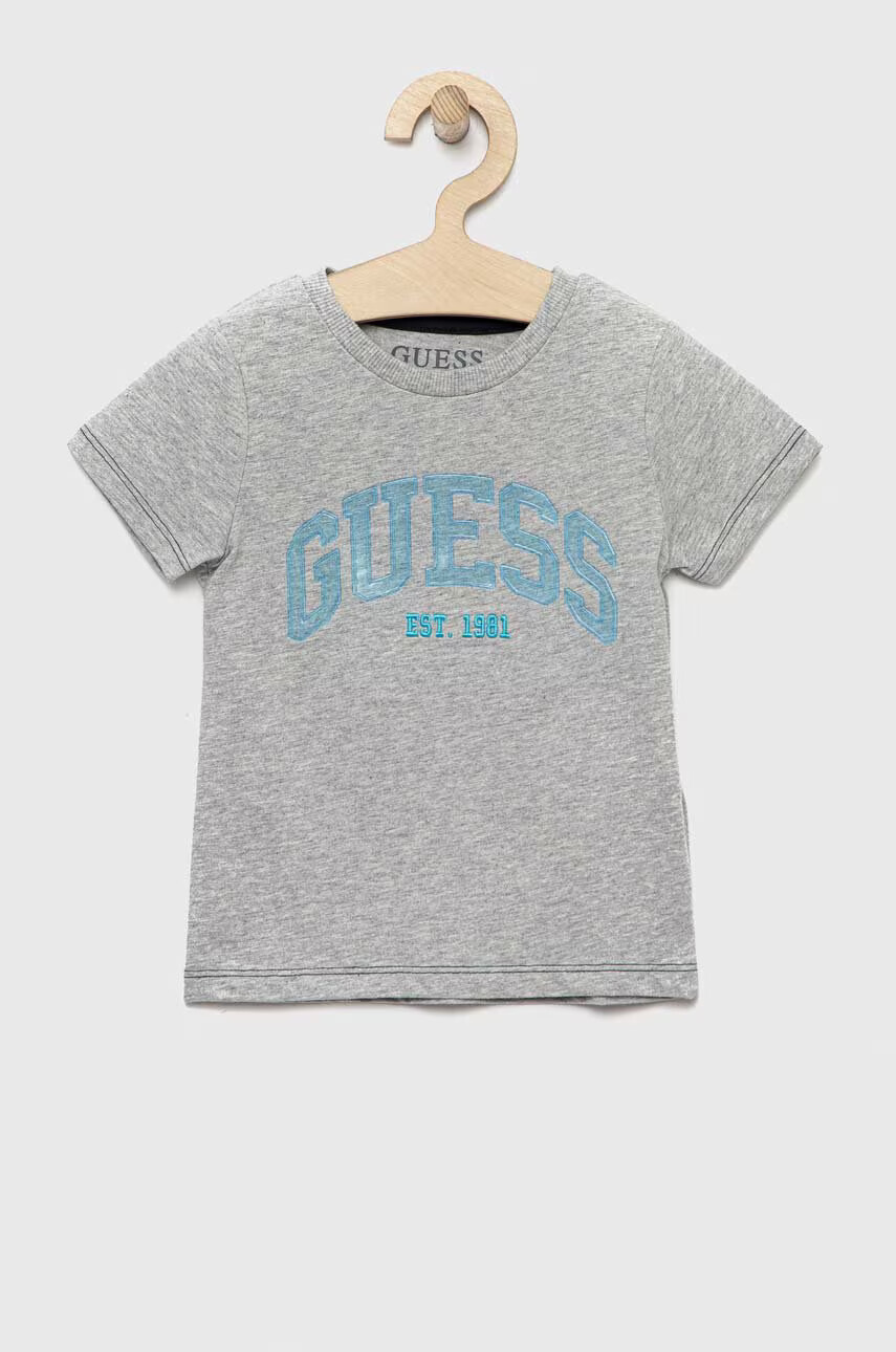 Guess Детска памучна тениска в сиво с десен - Pepit.bg