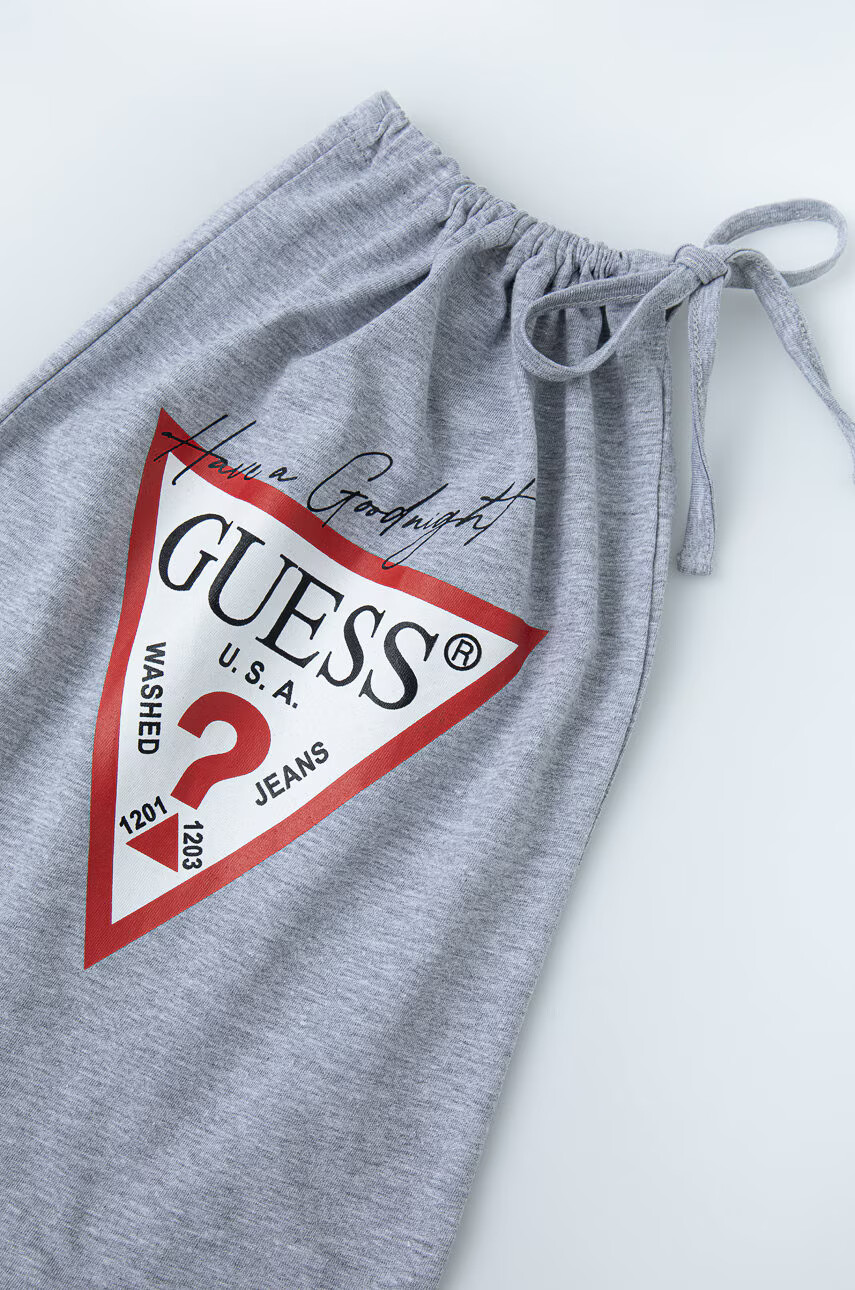 Guess Детска пижама в бяло с изчистен дизайн - Pepit.bg