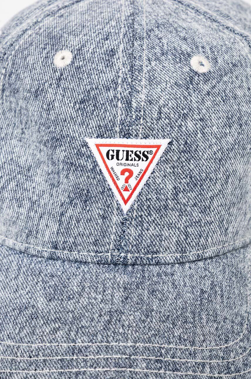 Guess Originals Памучна шапка с козирка в синьо меланж на - Pepit.bg