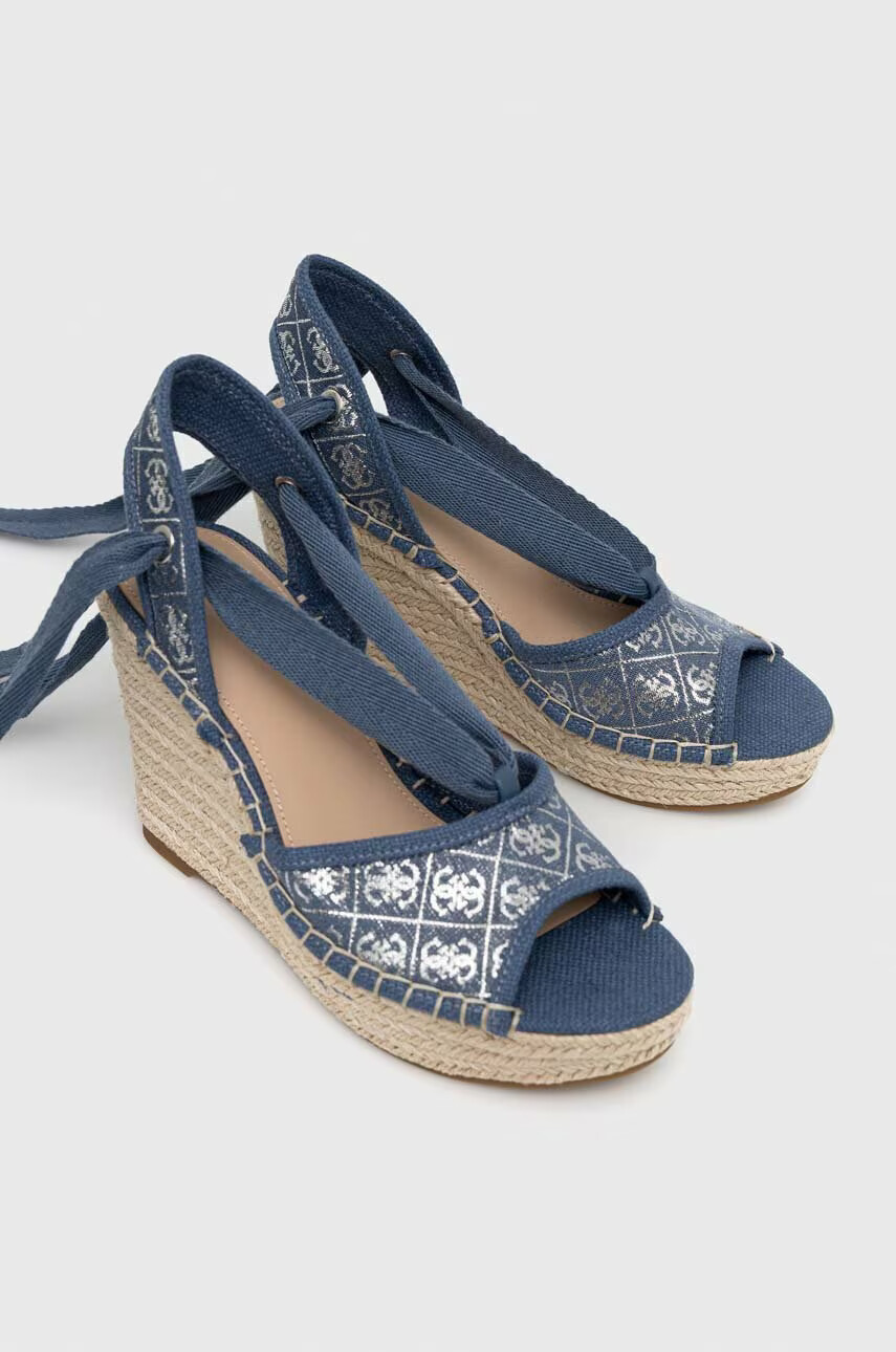 Guess Сандали HALONA В синьо със скосена платформа - Pepit.bg
