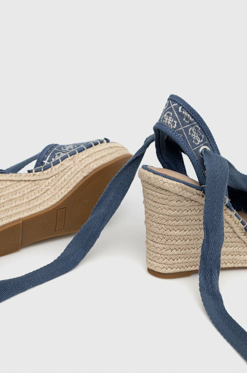Guess Сандали HALONA В синьо със скосена платформа - Pepit.bg