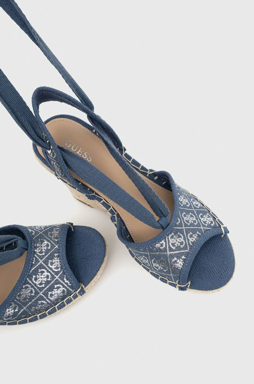 Guess Сандали HALONA В синьо със скосена платформа - Pepit.bg