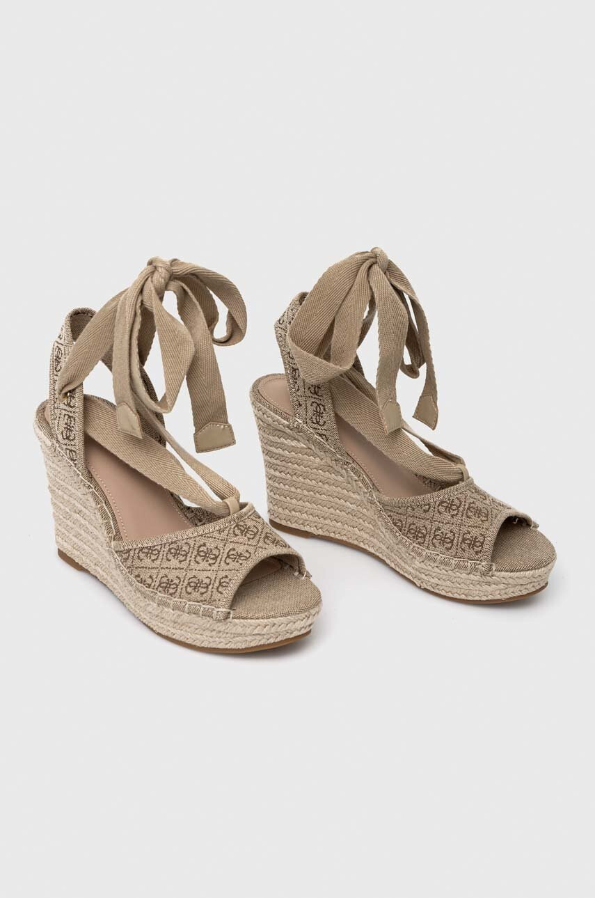 Guess Сандали HALONA в кафяво със скосена платформа - Pepit.bg