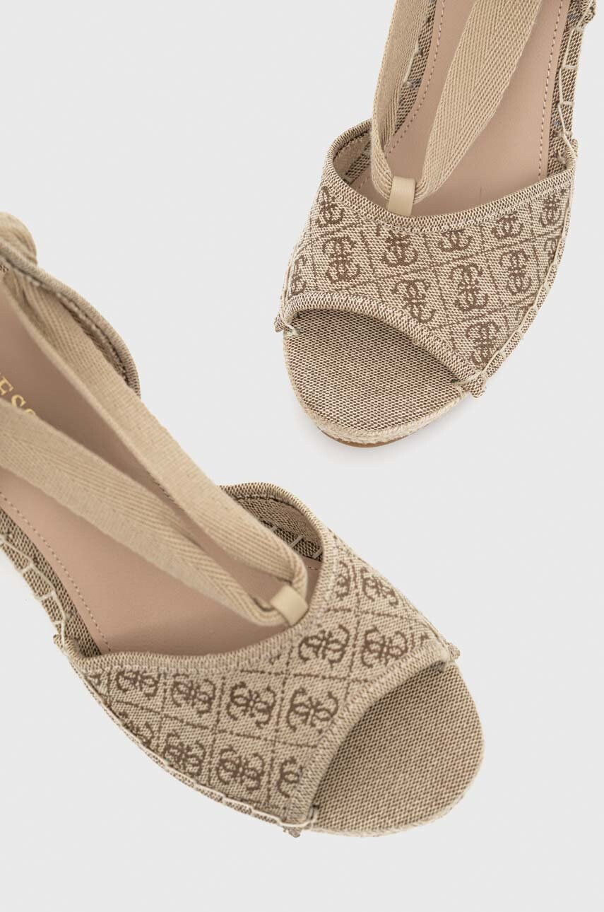 Guess Сандали HALONA в кафяво със скосена платформа - Pepit.bg