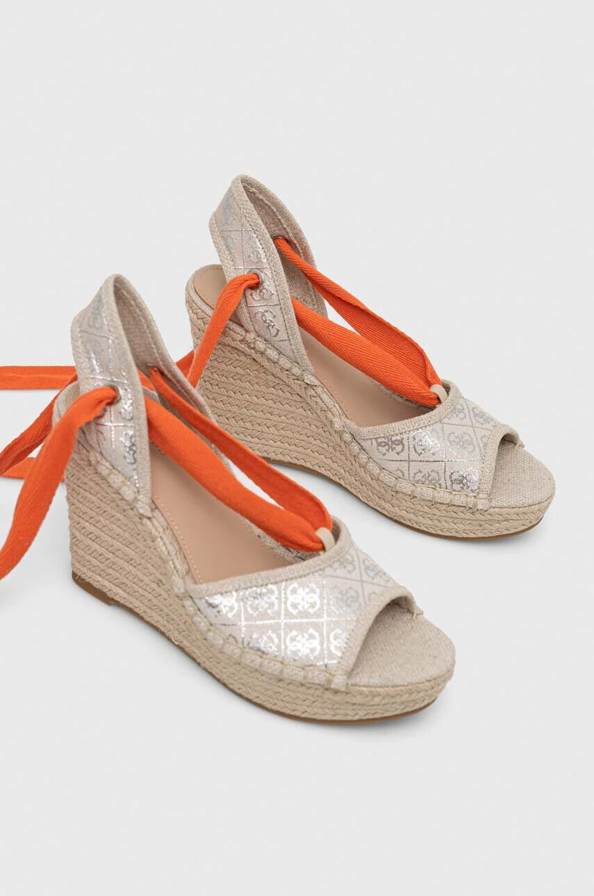 Guess Сандали HALONA В бежово със скосена платформа - Pepit.bg