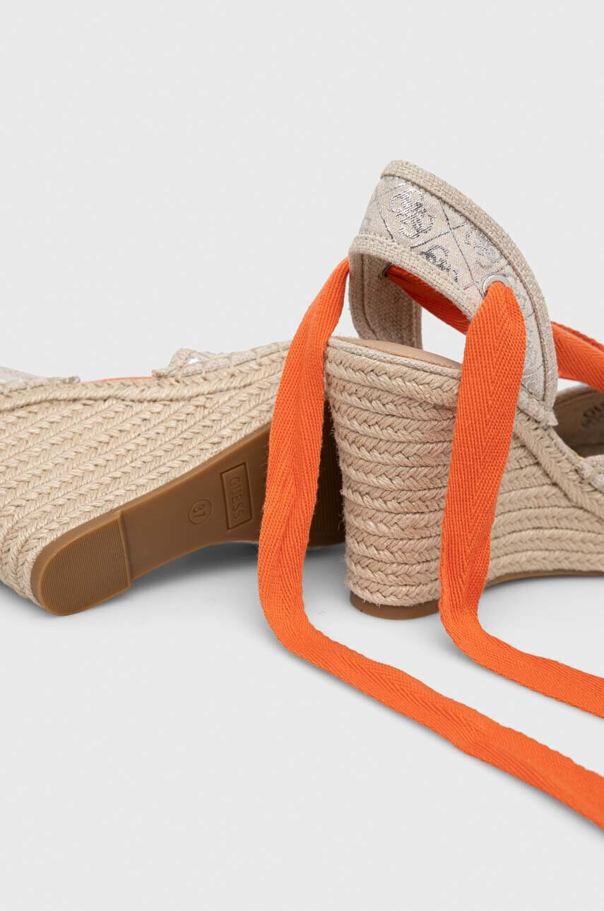 Guess Сандали HALONA В бежово със скосена платформа - Pepit.bg