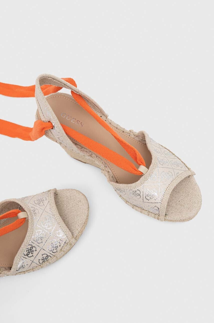 Guess Сандали HALONA В бежово със скосена платформа - Pepit.bg